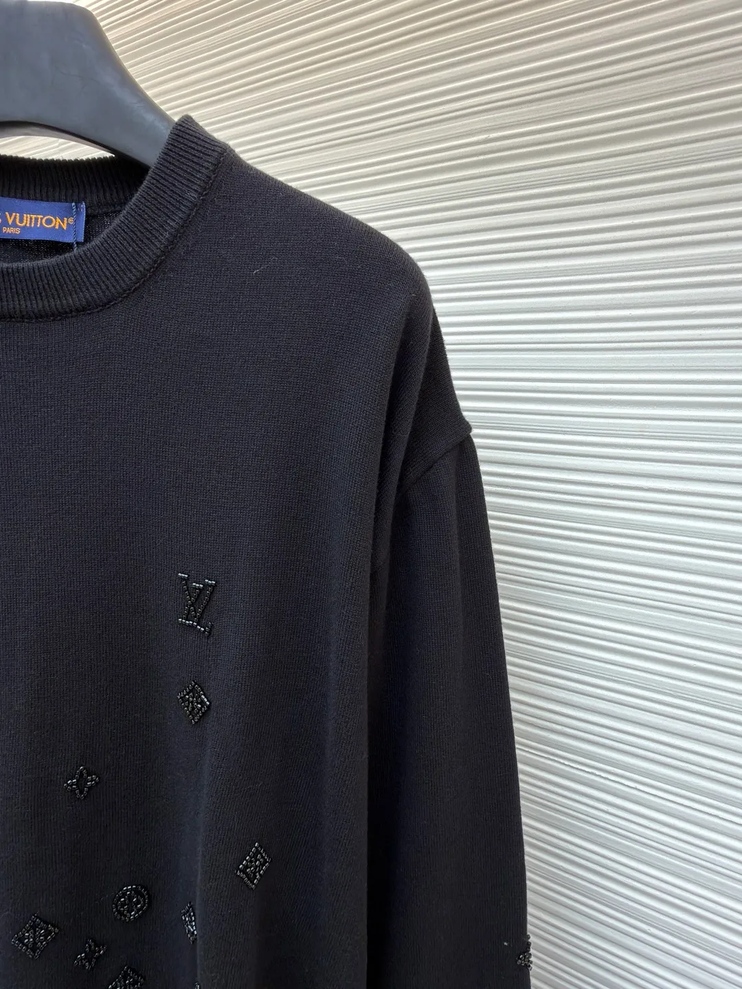 LOUIS VUITTON gradient beaded knitted pullover ●Original version: Purchased and developed at 20700 ●Item number: 1681606-B40 ●Fabric: wool blended fabric ●Technology: knitted ●Color: black ●Version: fitted version ●Weight: about 480 grams ●Size: S-M-L-XL ●Description: Made of 50% wool, 50% cotton yarn. This fabric has a soft upper body, and the classic combination of wool and wool yarn presents a high-end style of ready-to-wear. The beads are connected by embroidery, computer-positioned embroidery is connected, and the knots are sewn by hand. Each pattern is positioned 1:1 according to the original version, and the size of each bead is consistent with the original version. Made from fine, responsibly sourced sheep wool, this crewneck is constructed with lustrous beading and features a Monogram pattern that fades upward from the hem, making it a casual yet sophisticated evening wear option. The overall wiring is straight and delicate, the fabric is comfortable and soft, and the color is consistent without color difference. It can be matched with the same style to create a fashionable look and control various occasions. Customized accessories, complete with three standards, same style for men and women!